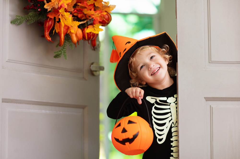 KidsTrickOrTreatOnHalloweenNightChildAtDecorated - welltica.dk - Vejen til et bedre liv