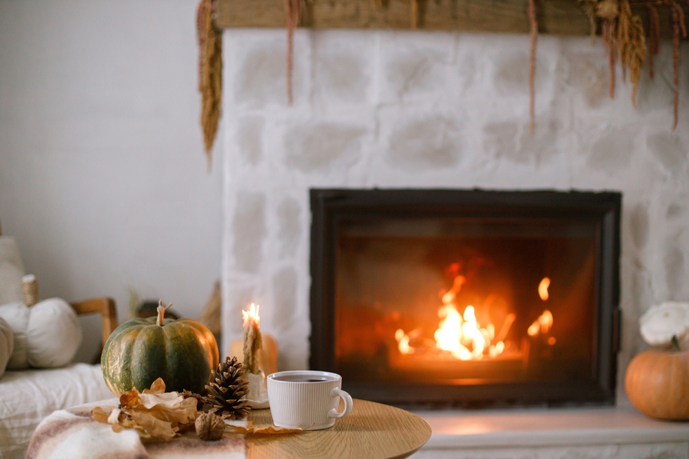 CozyAutumnCupOfTeaPumpkinAutumnLeavesOnWooden - welltica.dk - Vejen til et bedre liv