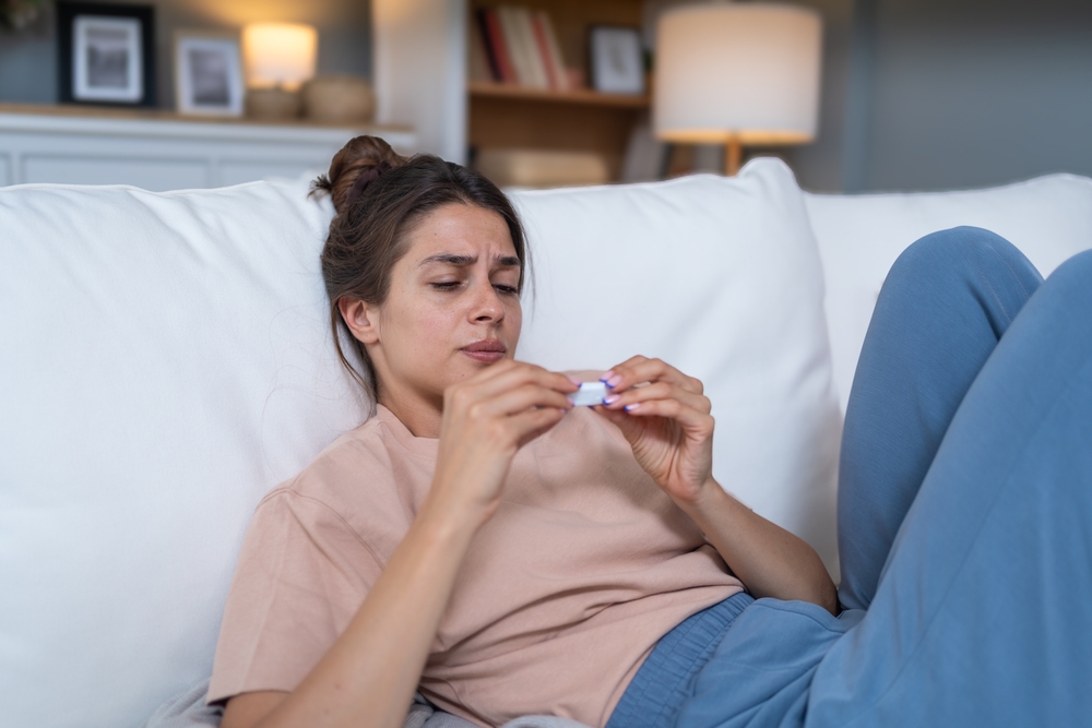 SicknessSeasonalVirusProblemConceptWomanBeingSickHavingFlu - welltica.dk - Vejen til et bedre liv
