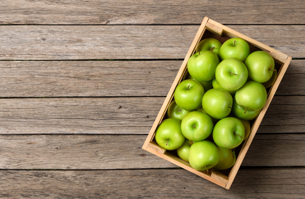 FreshGreenApplesInWoodenCrateOnWoodPlanks - welltica.dk - Vejen til et bedre liv