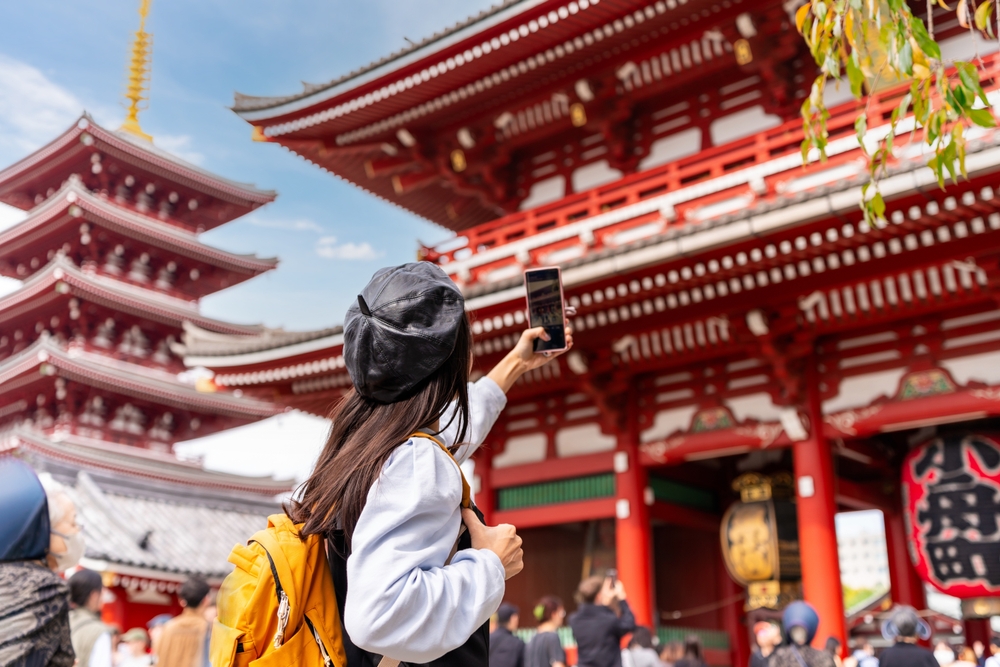 YoungFemaleTouristTakingAPhotoOfSensojiTempleAt - welltica.dk - Vejen til et bedre liv