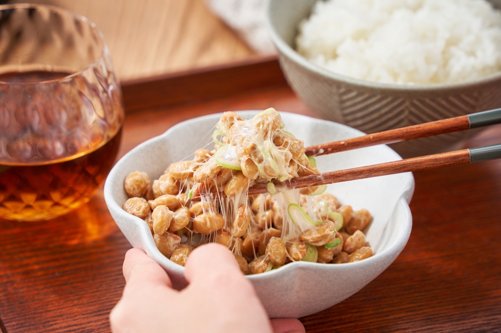 FermentedNattoInASmallBowlWithRiceTraditional - welltica.dk - Vejen til et bedre liv