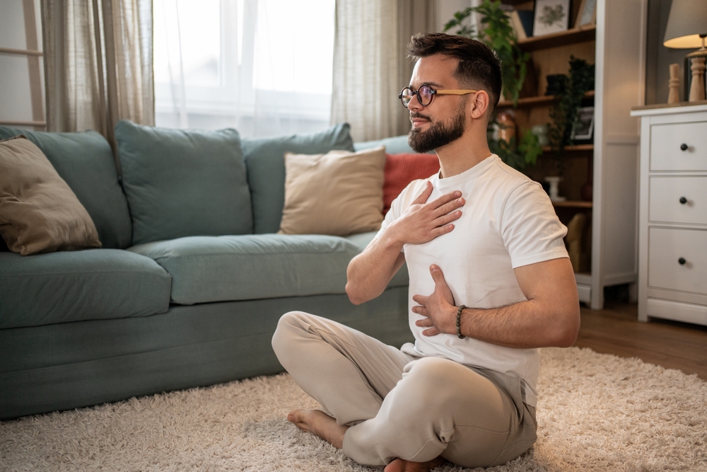 SittingComfortablyOnTheFloorOfACozyLivingRoom - welltica.dk - Vejen til et bedre liv