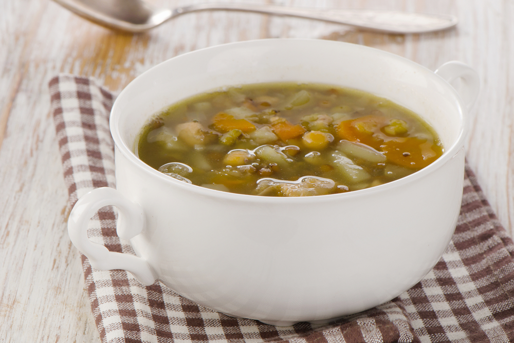 BowlOfSoupWithLentilsBeansChickenAndVegetablesOn - welltica.dk - Vejen til et bedre liv