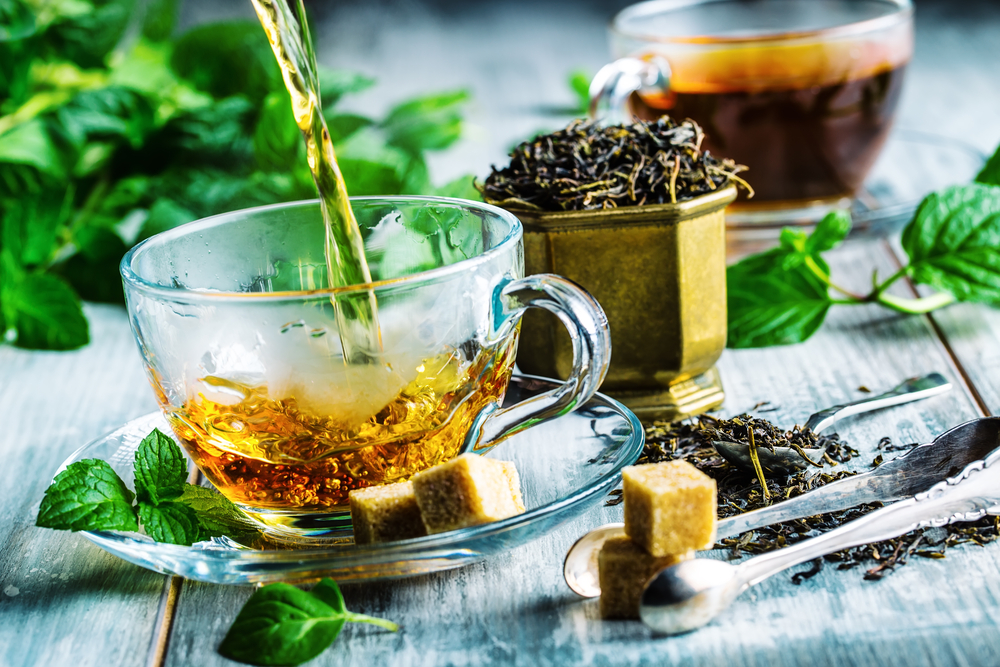 CupOfHotTeaCaneSugarDryTeaLeavesAnd - welltica.dk - Vejen til et bedre liv