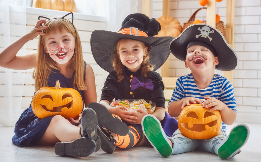 HappyBrotherAndTwoSistersOnHalloweenFunnyKidsIn - welltica.dk - Vejen til et bedre liv
