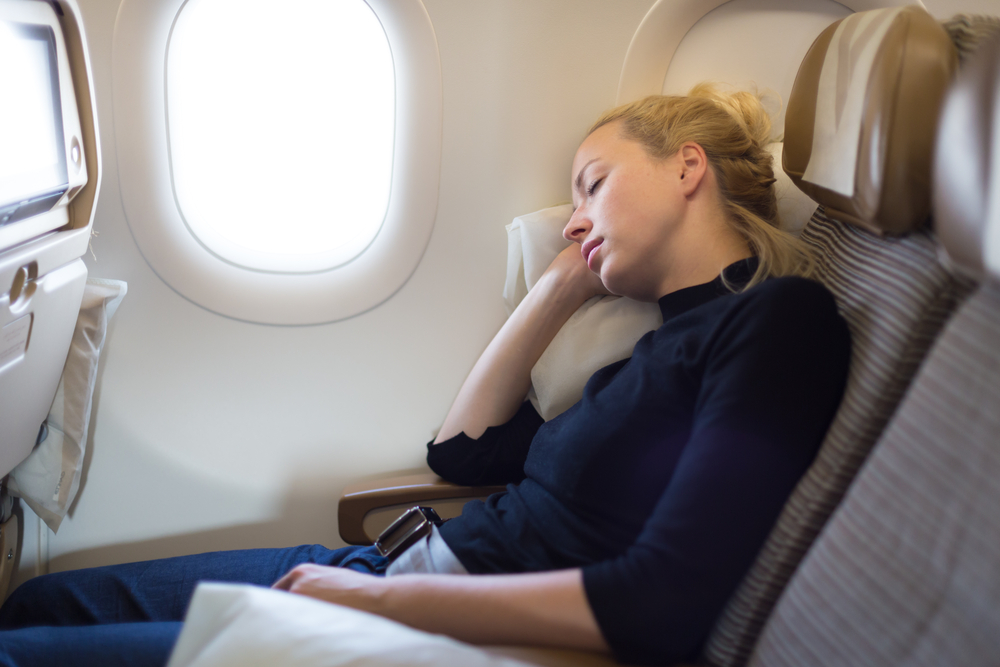 TiredBlondeCasualCaucasianLadyNappingOnSeatWhileTraveling - welltica.dk - Vejen til et bedre liv