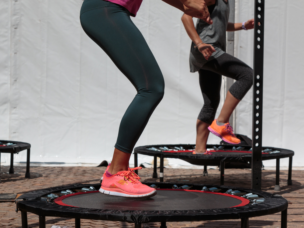 MiniTrampolineWorkoutGirlDoingFitnessExerciseInClassAt - welltica.dk - Vejen til et bedre liv