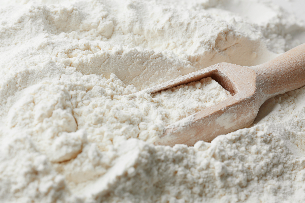 WoodenScoopOnFlourCloseup - welltica.dk - Vejen til et bedre liv