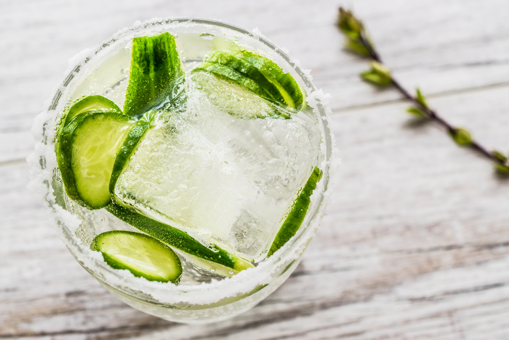 GinTonicCocktailWithCucumberSlicesAndIce - welltica.dk - Vejen til et bedre liv