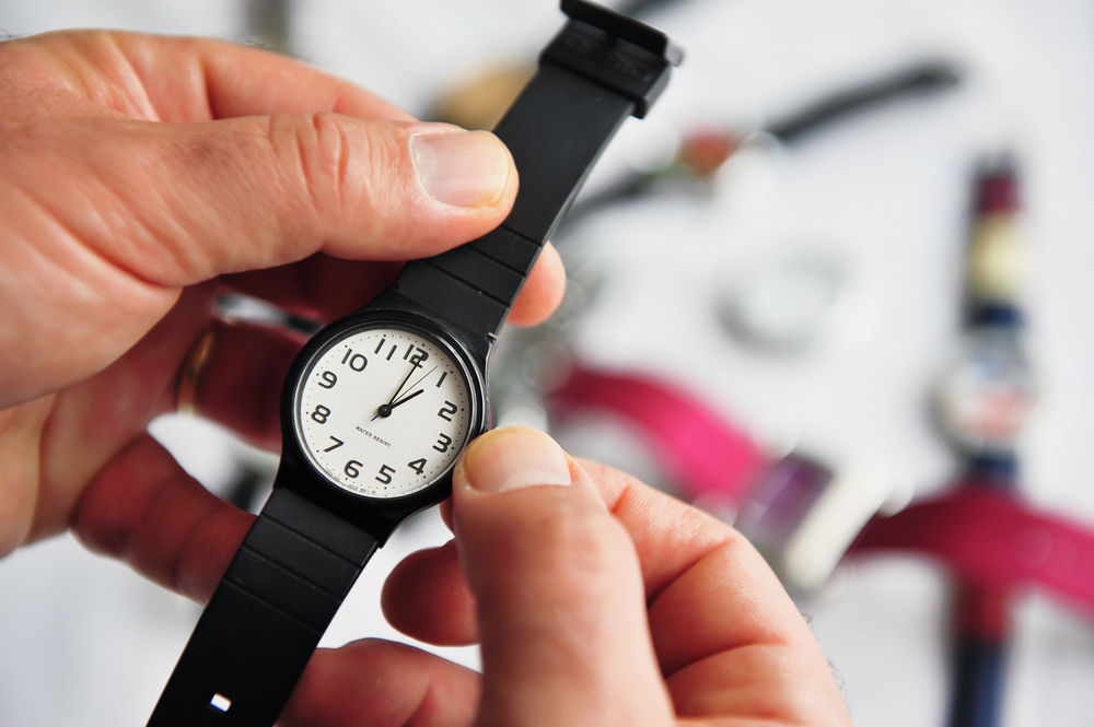 ManHandsAdjustingTheTimeOnAWatchConceptPhoto - welltica.dk - Vejen til et bedre liv