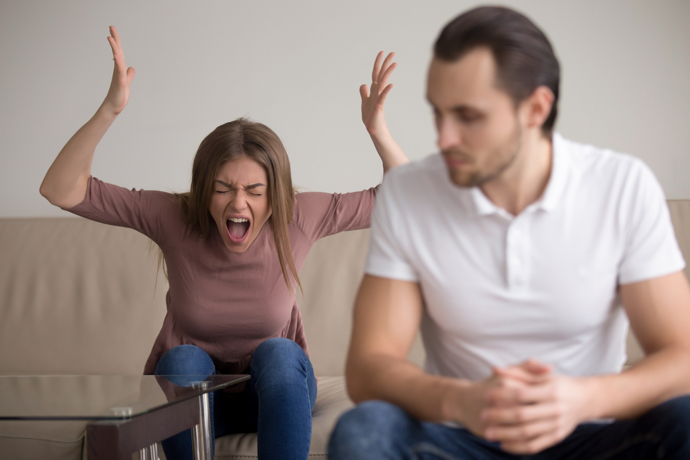 YoungWomanYellingAtBoyfriendInHystericsDramaQueenScreaming - welltica.dk - Vejen til et bedre liv