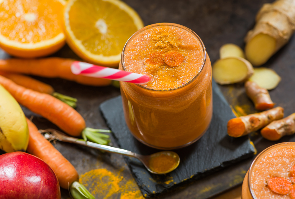 FreshSmoothieWithCarrotAppleOrangeBananaGingerAndTurmeric - welltica.dk - Vejen til et bedre liv