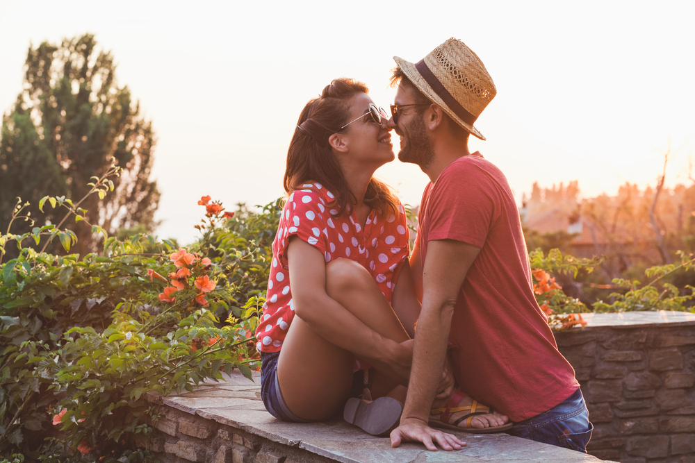 YoungCoupleInLoveOnTheBalcony - welltica.dk - Vejen til et bedre liv