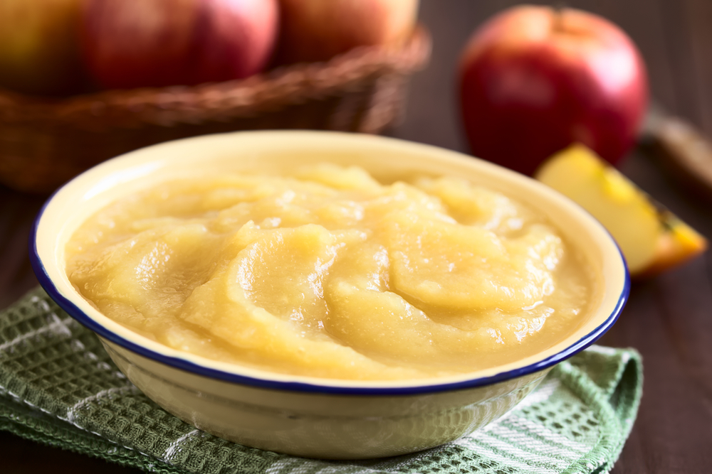 FreshHomemadeAppleSauceInBowlPhotographedWithNaturalLight - welltica.dk - Vejen til et bedre liv