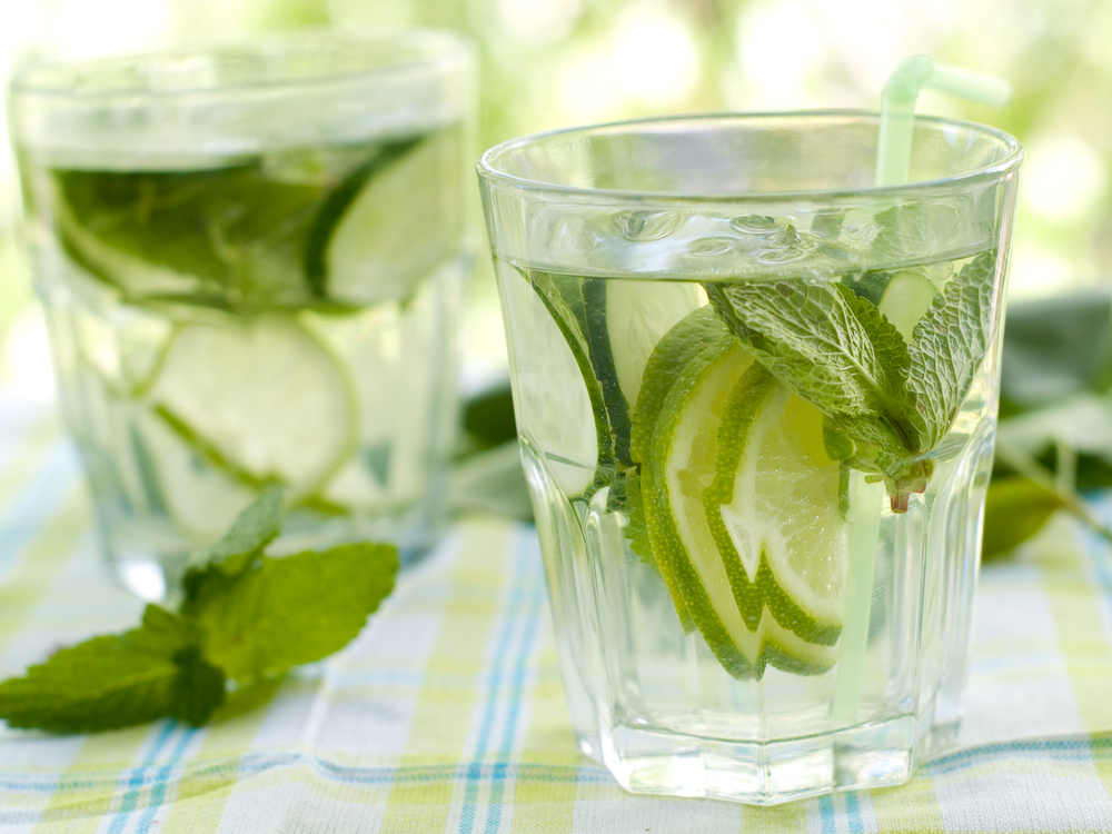 ColdFreshLemonadeDrinkWithStrawberryAndLemonCloseUp - welltica.dk - Vejen til et bedre liv