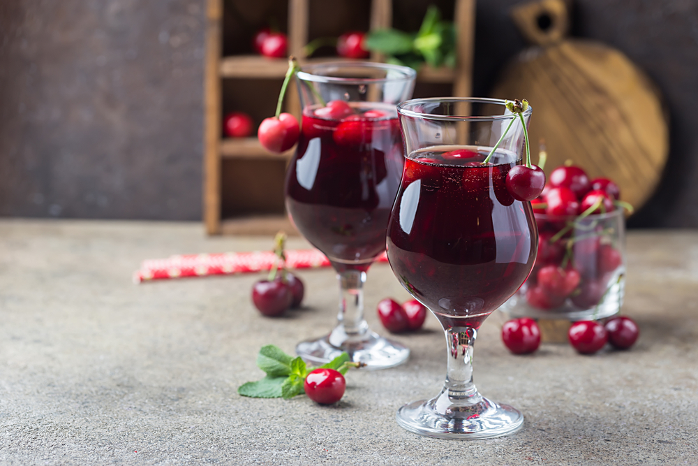 HomemadeFreshCherryJuiceInAGlassWithFreshBerries - welltica.dk - Vejen til et bedre liv