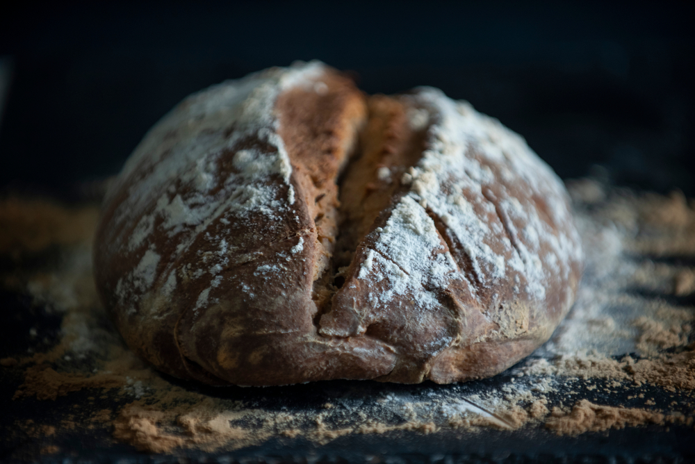 SideViewOfHomeMadeSourdoughBread - welltica.dk - Vejen til et bedre liv
