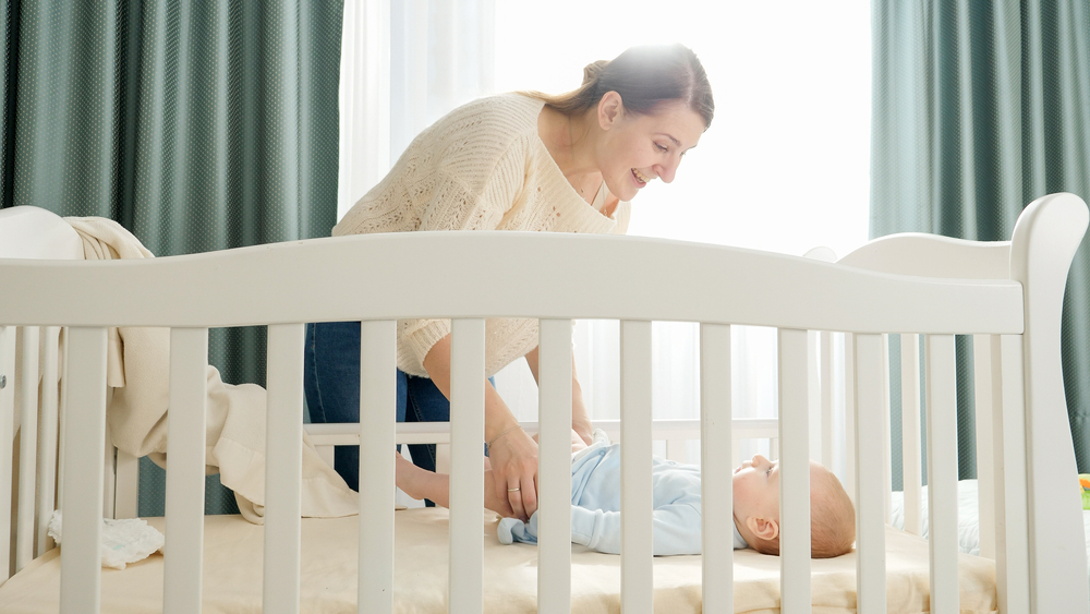 LittleBabyBoyLyingInCradleAndLookingAtHis - welltica.dk - Vejen til et bedre liv