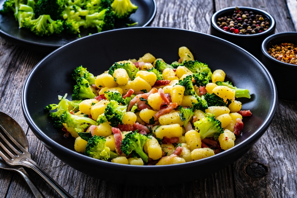 GnocchiWithBaconAndBroccoliOnWoodenTable - welltica.dk - Vejen til et bedre liv