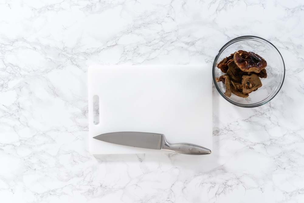 FlatLayCuttingDehydratedWildMushroomsOnAWhiteCutting - welltica.dk - Vejen til et bedre liv