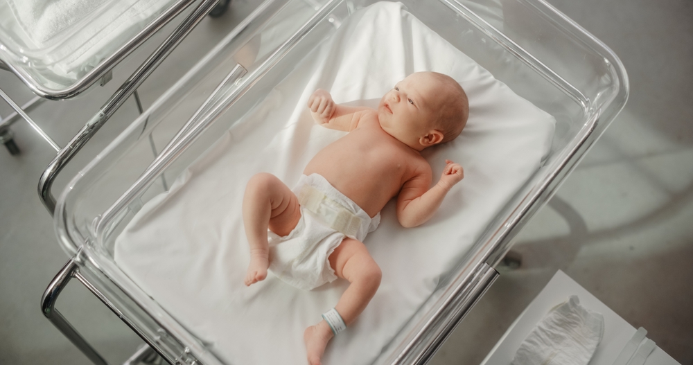 AdorableCaucasianNewbornChildLyingInHospitalBedInA - welltica.dk - Vejen til et bedre liv