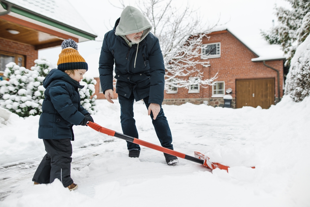 AdorableToddlerBoyHelpingHisGrandfatherToShovelSnowIn - welltica.dk - Vejen til et bedre liv
