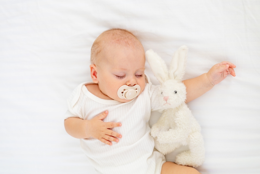 CuteLittleNewbornBabySleepingWithAPacifierInHis - welltica.dk - Vejen til et bedre liv