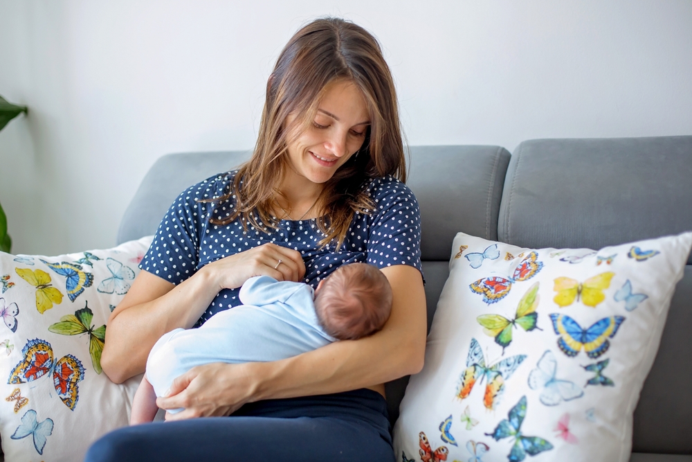 YoungMotherBreastfeedingHerNewbornBabyBoyAtHome - welltica.dk - Vejen til et bedre liv