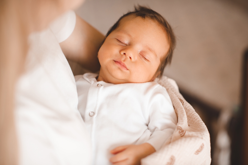 MotherHoldingInfantBabyBoy1-2MonthsOldSleepingOn - welltica.dk - Vejen til et bedre liv