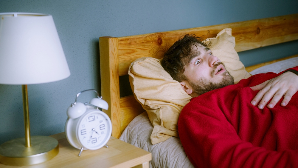 ManWakingUpInShockAfterANightmareSleep - welltica.dk - Vejen til et bedre liv