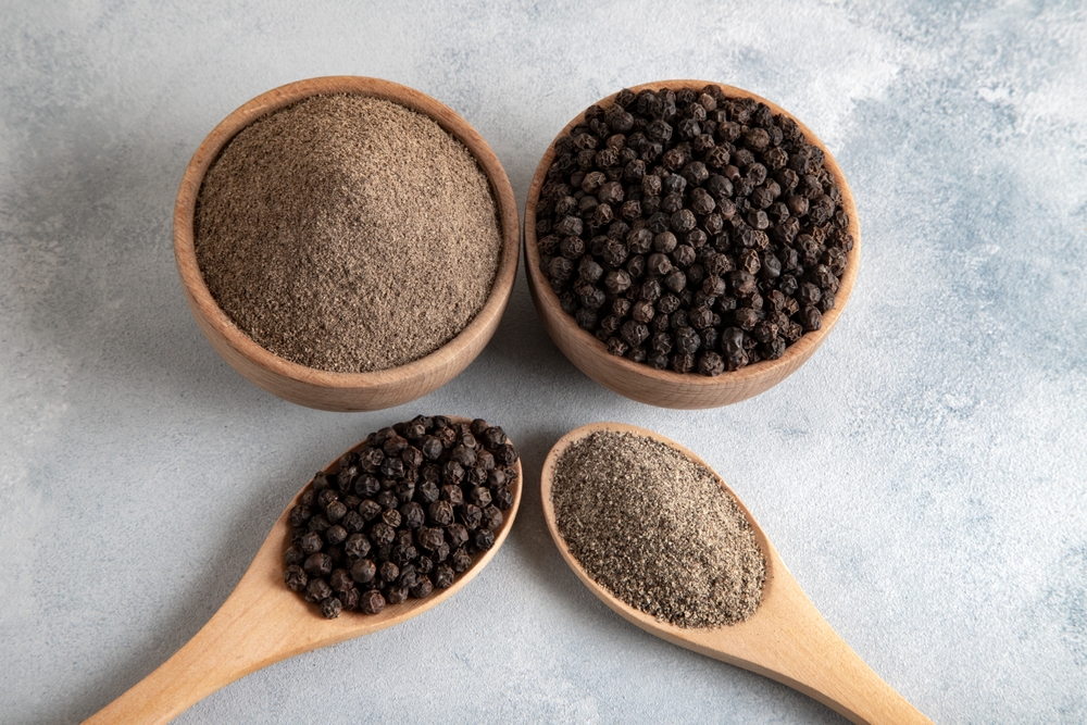 GroundBlackPepperWithGrainsOfBlackPepperTopView - welltica.dk - Vejen til et bedre liv