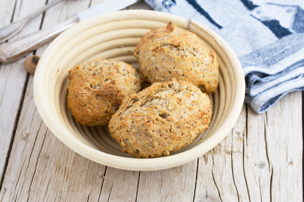 HomemadeSpeltAndChiaBunsOnPlateYourBreakfastReady - welltica.dk - Vejen til et bedre liv