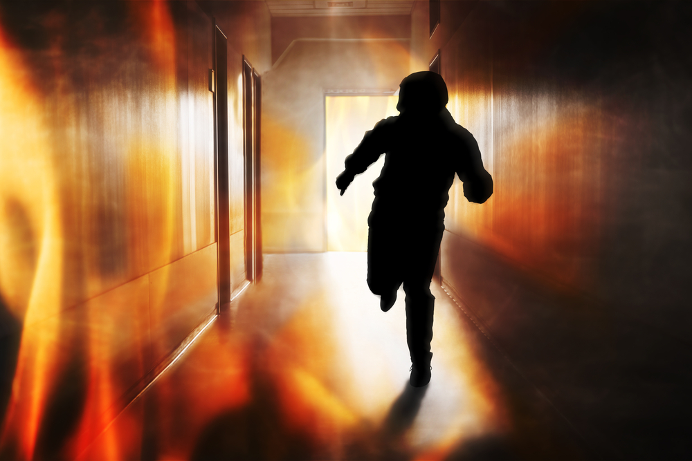 SilhouetteOfPersonRunningOutOfFireEscapeOnCorridor - welltica.dk - Vejen til et bedre liv