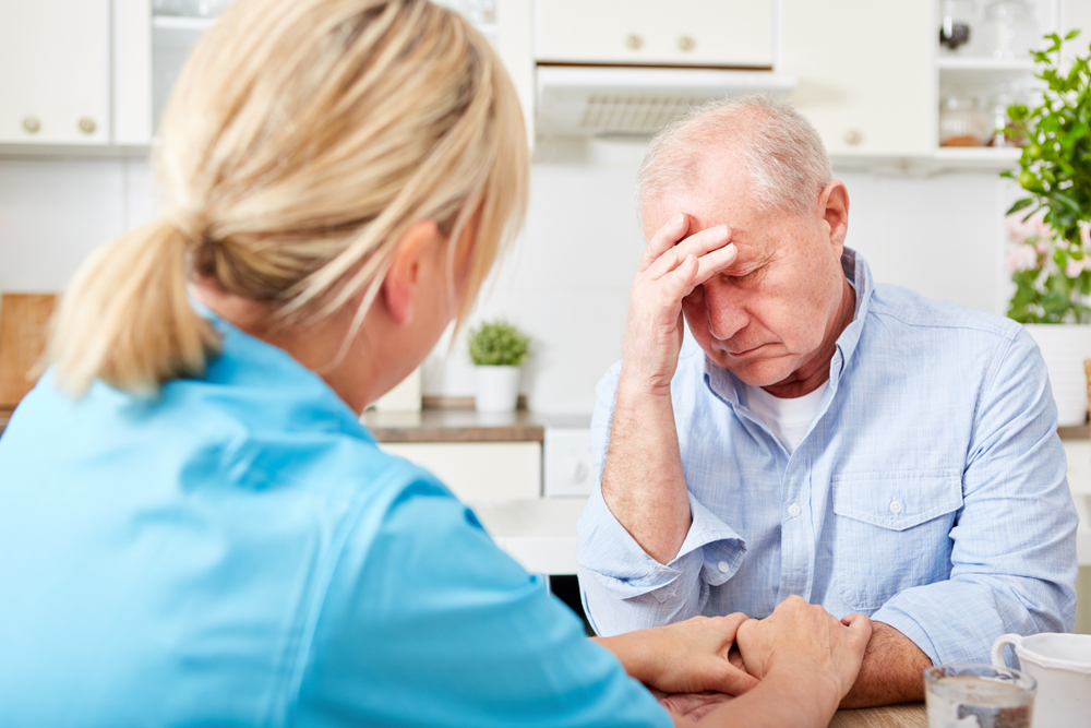 NurseComfortsSeniorManWithDementiaAndDepression - welltica.dk - Vejen til et bedre liv
