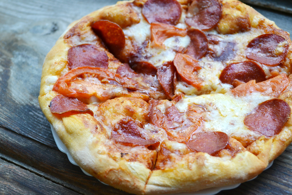 BigHotPizzaWithTomatoesAndPepperoni - welltica.dk - Vejen til et bedre liv