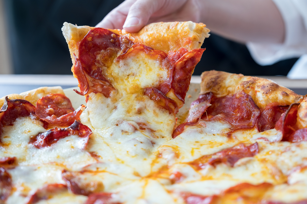 DeliciousFreshHotItalianPizzaSliceWithMeltingCheeseOn - welltica.dk - Vejen til et bedre liv