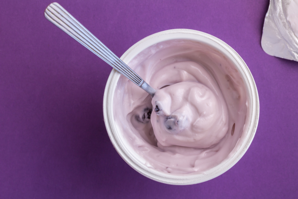 YogurtCupWithBlueBerryYoghurtSpoonAndFoilLid - welltica.dk - Vejen til et bedre liv