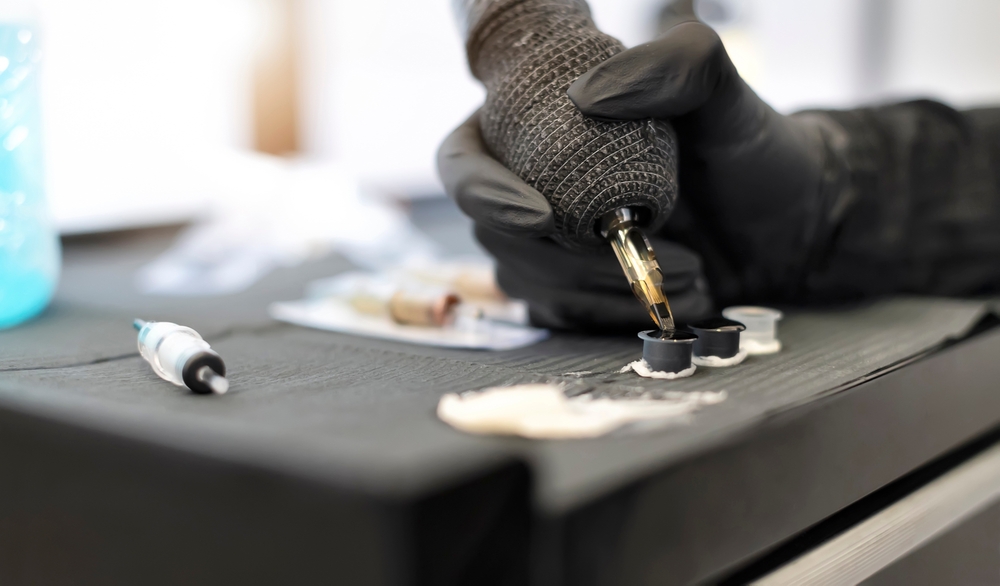 Close-upProfessionalFemaleTattooArtistInABlackGloveWith - welltica.dk - Vejen til et bedre liv