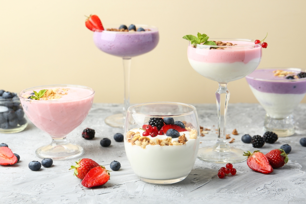 DifferentTastyYogurtsWithFreshBerriesAndGranolaInGlass - welltica.dk - Vejen til et bedre liv