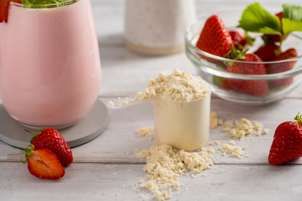 ScoopOfProteinPowderAndStrawberrySmoothieGlassWithFresh - welltica.dk - Vejen til et bedre liv