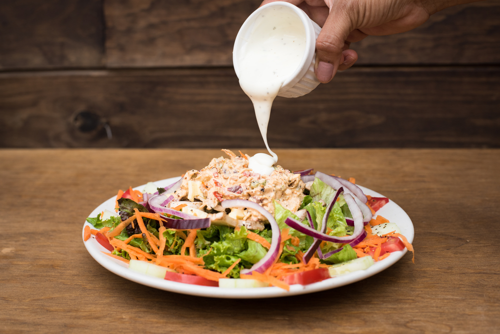 Fresh,Salad,With,Dressing,Gourmet - welltica.dk - Vejen til et bedre liv