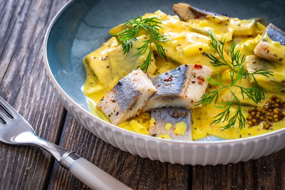 Marinated,Herring,Fillets,In,Mustard,Sauce,With,Dill,And,Lettuce - welltica.dk - Vejen til et bedre liv
